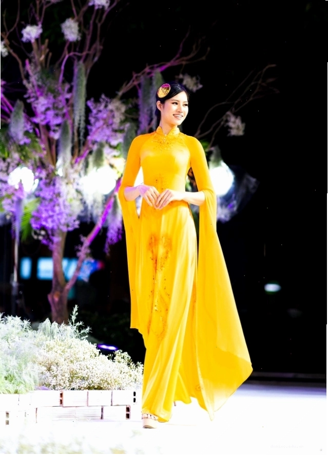 Sản phẩm áo dài được thực hiện bởi hàng trăm người thợ thủ công