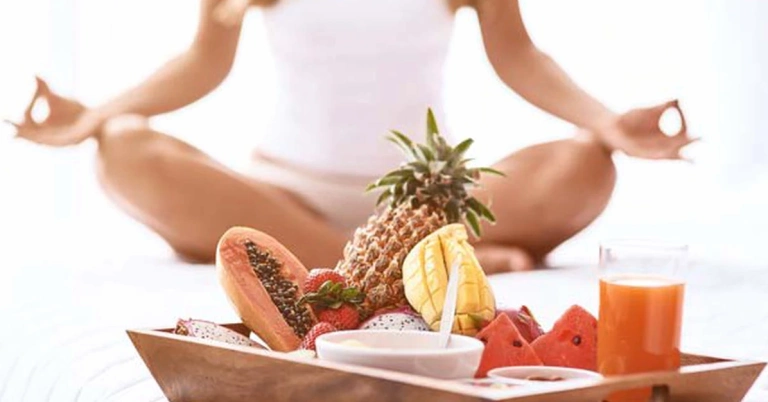 Sau khi tập yoga bao lâu thì được ăn và nên ăn gì?