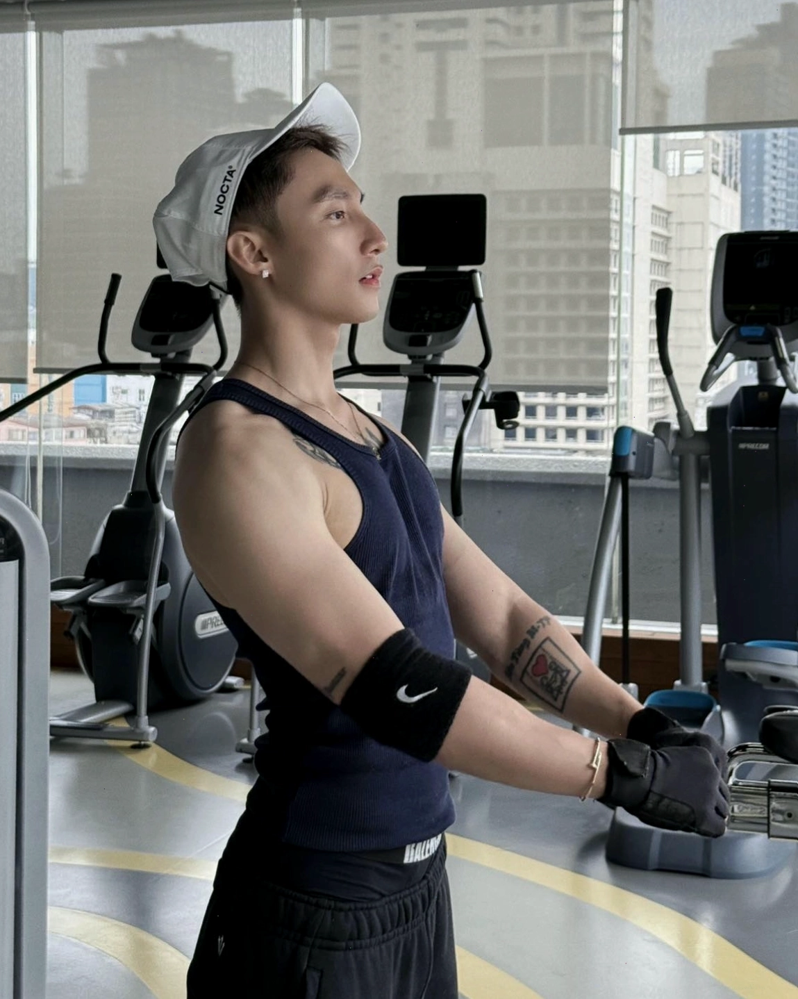 Sơn Tùng M-TP khoe body săn chắc khi tập gym