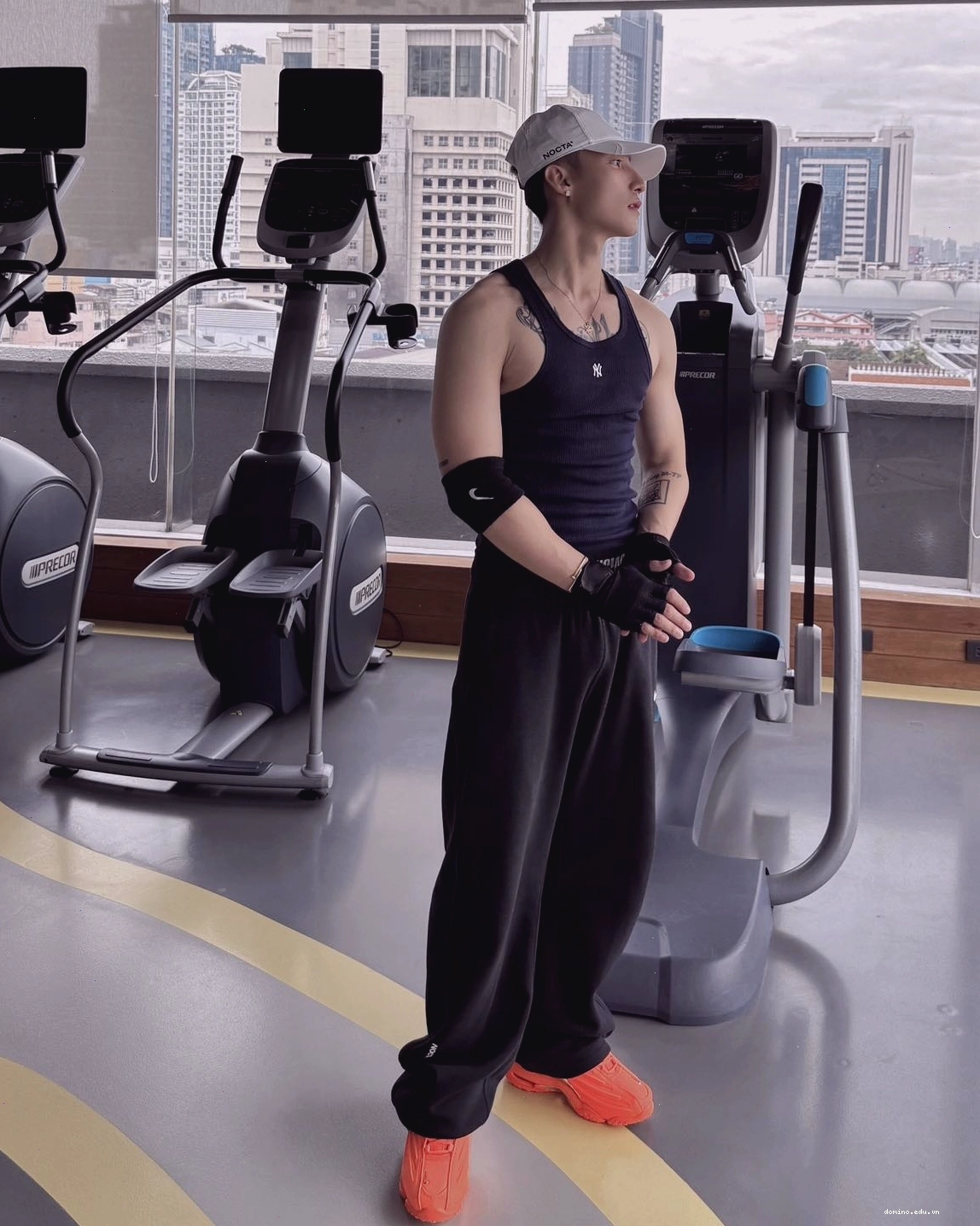 Sơn Tùng M-TP với trang phục tập gym năng động