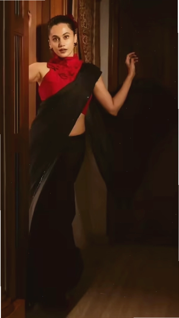 Song Kang thực hiện động tác yoga