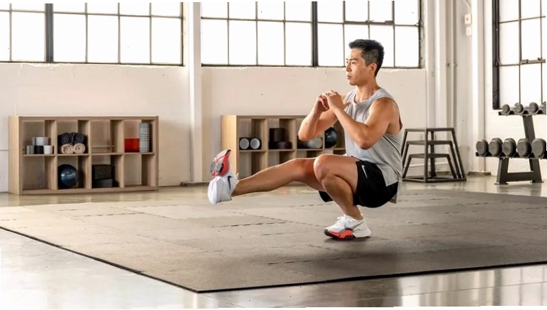 Squat một chân đòi hỏi sự cân bằng và sức mạnh
