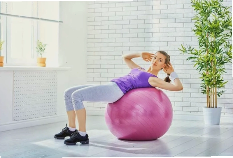 Squat với bóng tập yoga giúp cơ thể dẻo dai