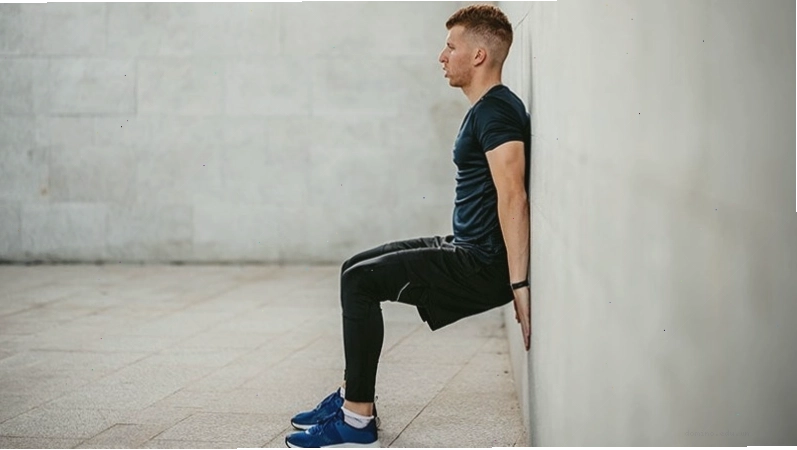 Squat với tường giúp giữ lưng thẳng và ổn định