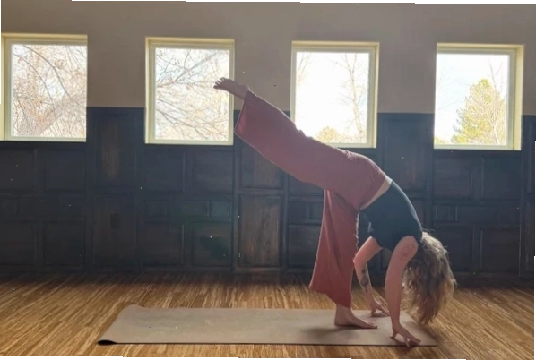Standing Splits trong thực hành Vin Yoga