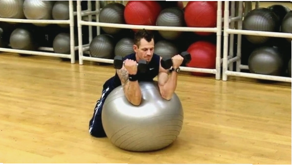 Sử dụng bóng tạ tập gym để tăng cường sức mạnh cơ tay