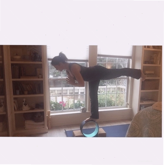 Sử dụng bục hoặc khối yoga để hỗ trợ tư thế yoga bánh xe