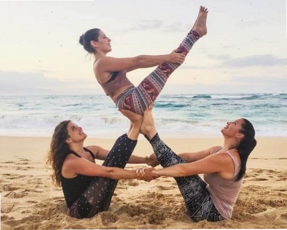 Sử dụng hoa sen làm đạo cụ chụp ảnh yoga