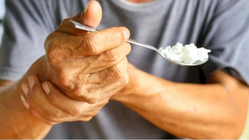 Sử dụng kìm kẹp tay có thể giúp tăng khả năng cầm nắm