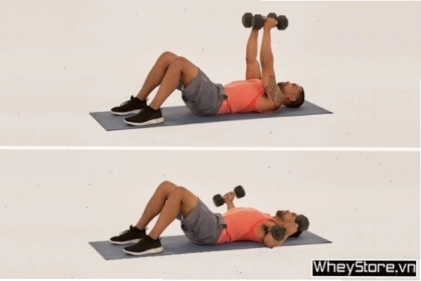 Sử dụng tạ đơn tập Floor Dumbbell Flyes ngay trên sàn nhà