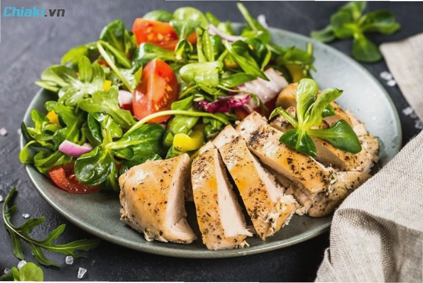 Tăng cường chế độ Low-Carb với ức gà nướng rau củ để hỗ trợ giảm cân