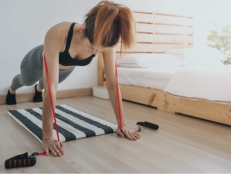 Tăng cường độ khó cho bài hít đất với dây kháng lực