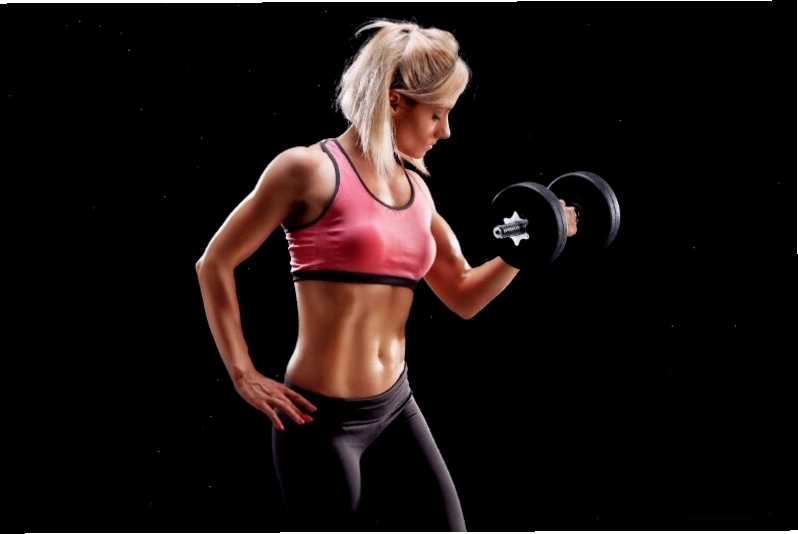 Tạo dáng gym nữ với tư thế khom người kéo tạ khoe sức mạnh