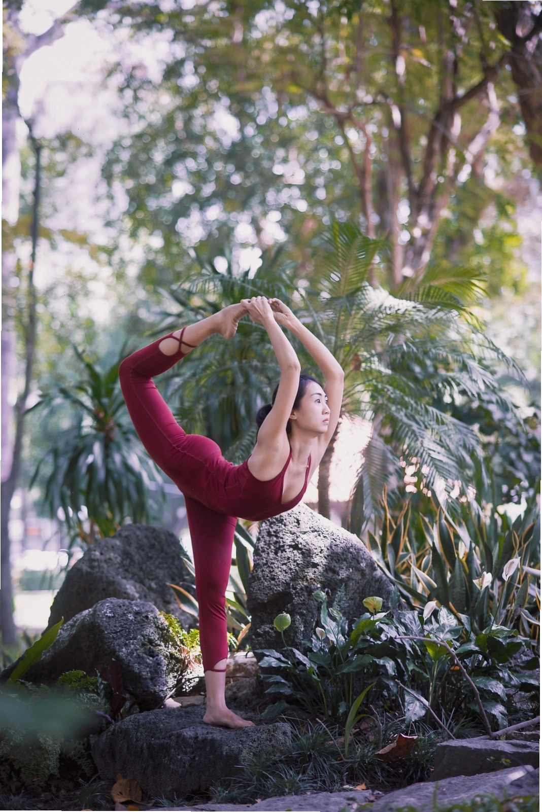Tạo hình yoga nhóm với nhiều người tập