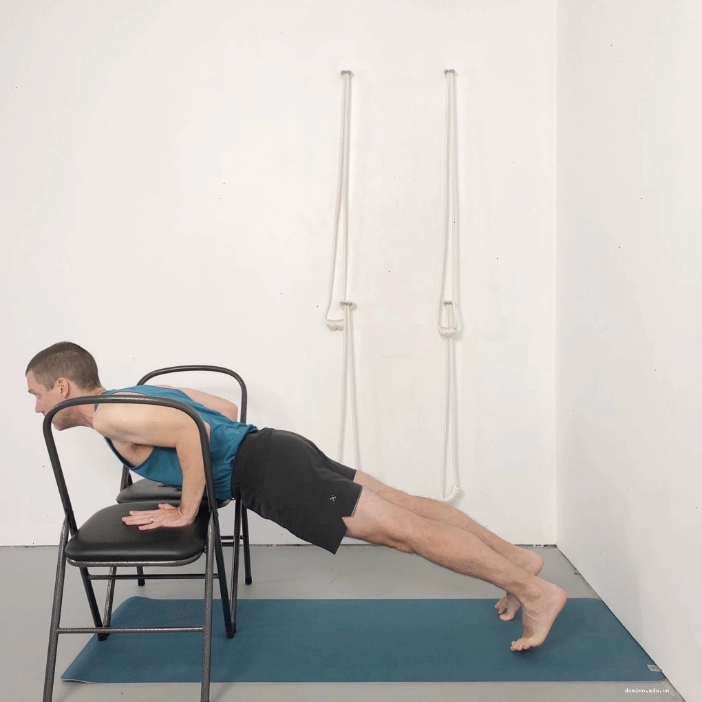 Tập Chaturanga với sự hỗ trợ của ghế