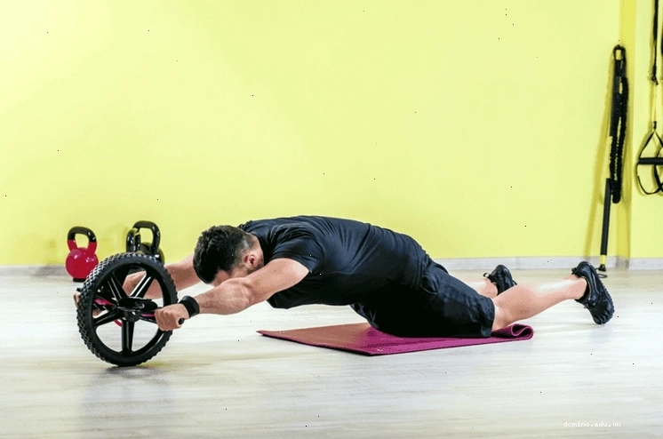Tập con lăn bụng đúng kỹ thuật giúp săn chắc cơ bụng