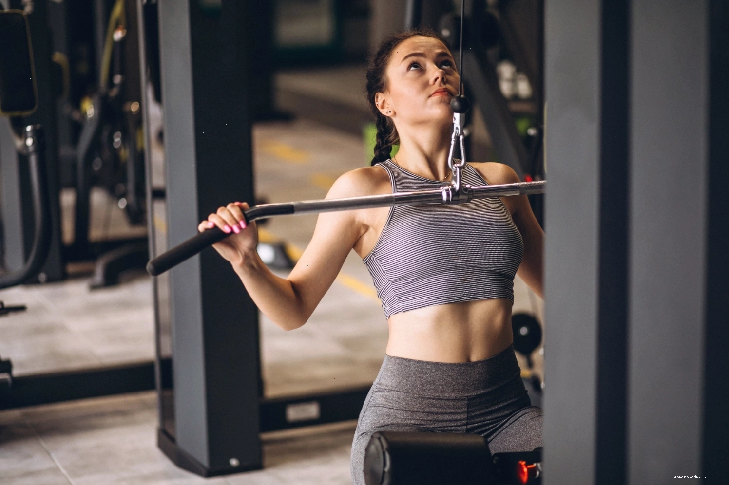 Tập gym có khiến chị em 'vai u thịt bắp' không? Minh họa hình ảnh phụ nữ tập luyện