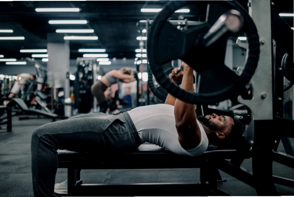 Tập luyện các bài tập ngực tại phòng gym