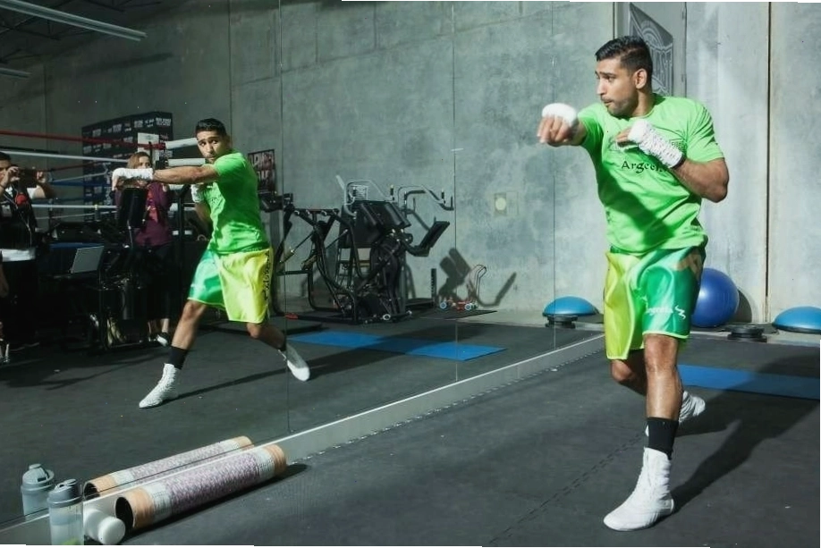 Tập luyện đấm boxing với bao cát tại nhà