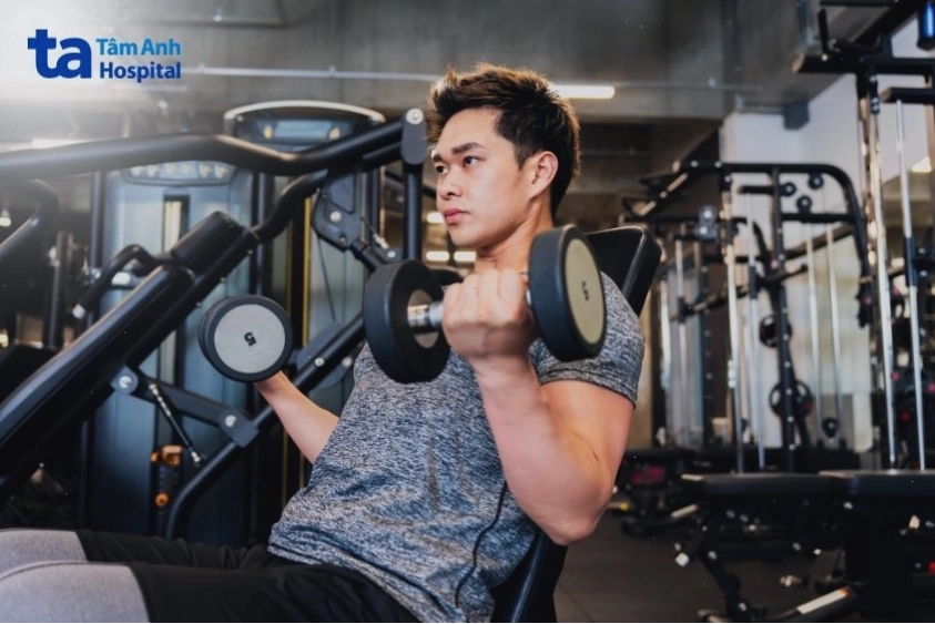 Tập luyện thể thao đều đặn giúp đốt cháy calo và giảm mỡ bụng