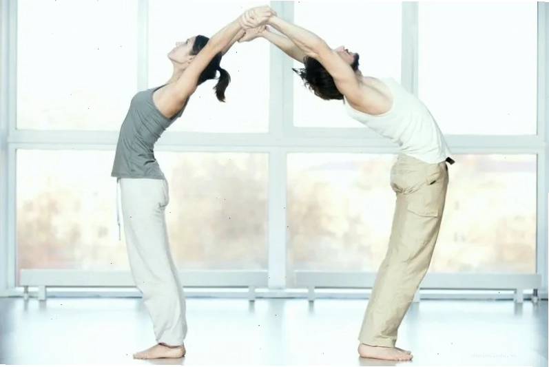 Tập luyện tư thế yoga đôi nam nữ