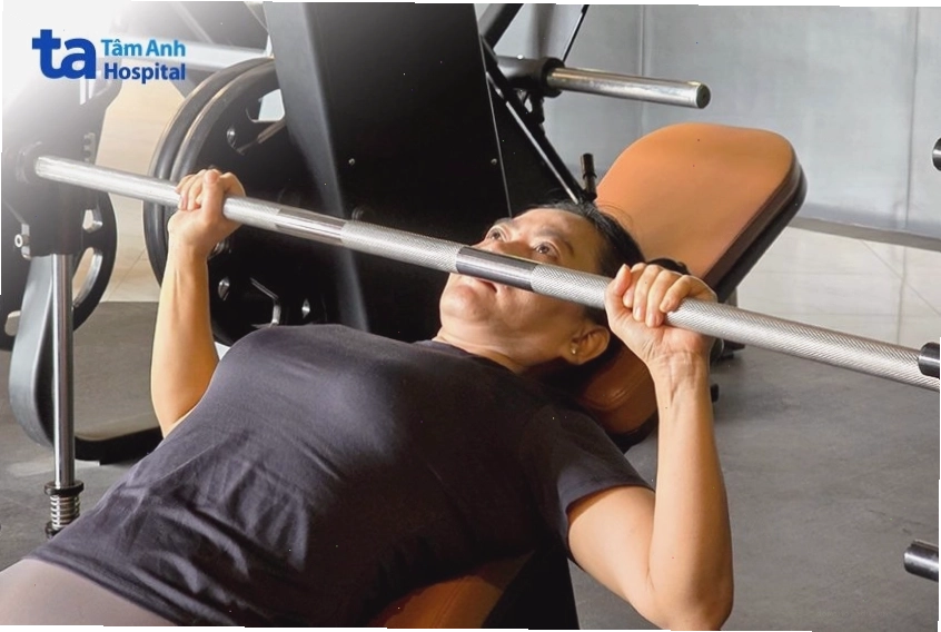 Tập luyện với tạ cần có sự hướng dẫn của chuyên gia để đạt hiệu quả tốt nhất