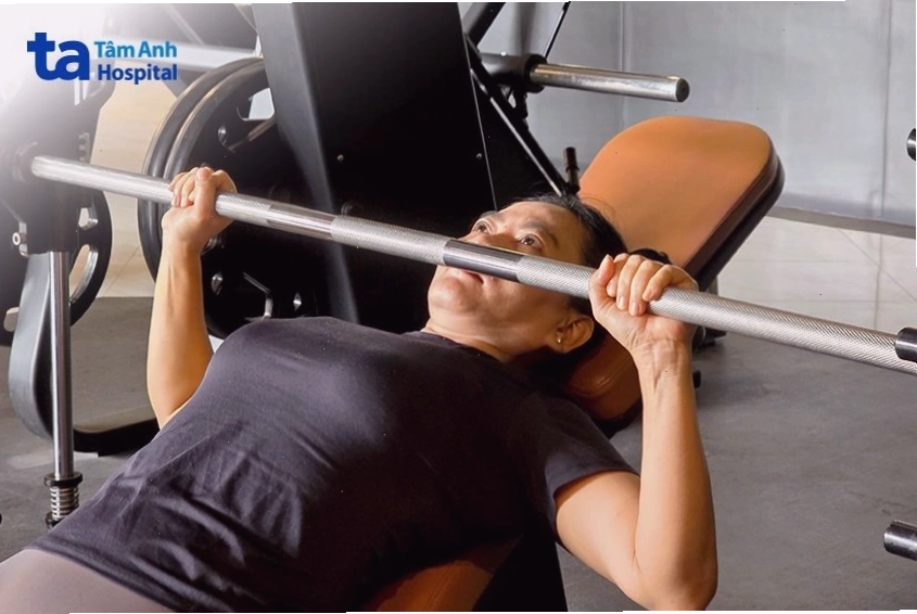 Tập luyện với tạ kháng lực giúp tăng cường sức mạnh cơ bắp