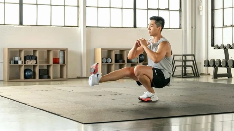 Tập squat một chân đòi hỏi thăng bằng tốt
