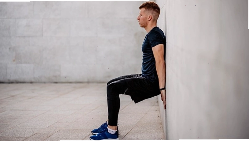 Tập squat với tường hỗ trợ giữ lưng thẳng