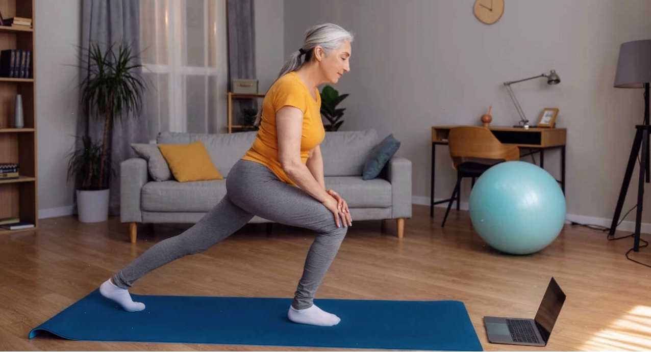 Tập tư thế chó úp mặt Adho Mukha Svanasana tăng cường sức mạnh toàn thân