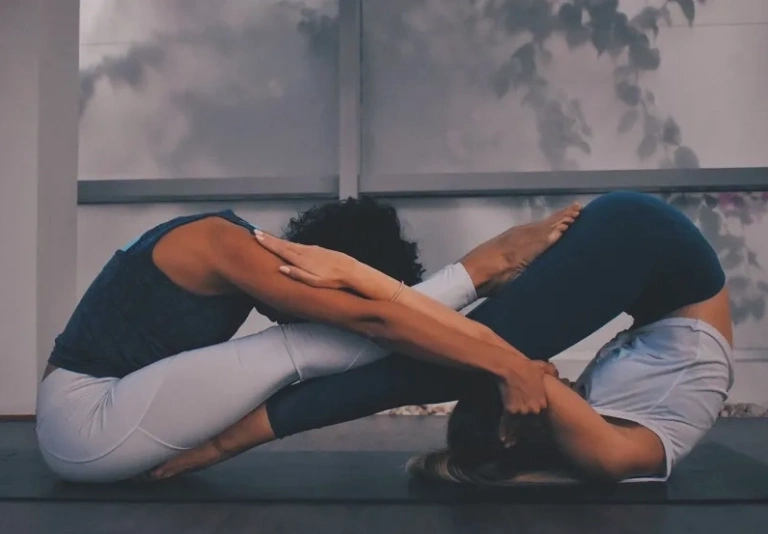 Tập Yoga 2 người: Hướng dẫn từ A-Z các tư thế và lợi ích