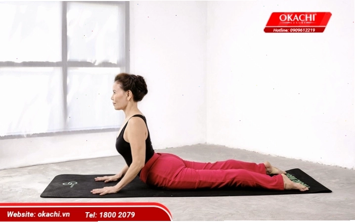 Tập yoga với tư thế rắn hổ mang giúp thư giãn cột sống