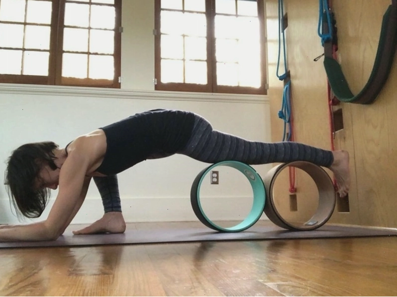Tập yoga với vòng cho người mới