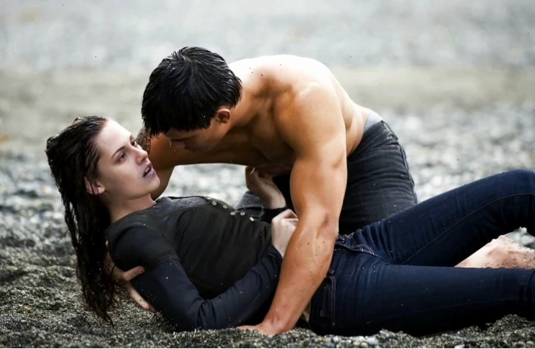 Taylor Lautner và Kristen Stewart trong phim Twilight: New Moon