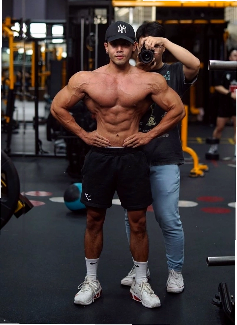 Taylor Lautner với cơ bắp cuồn cuộn