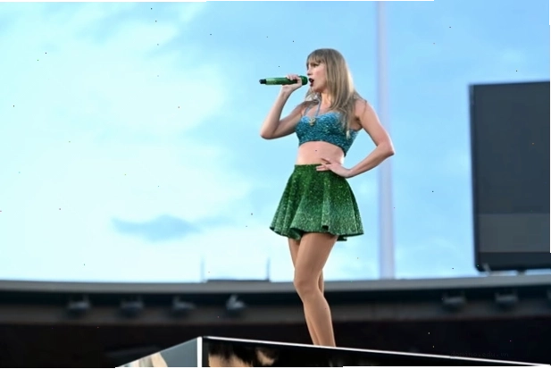 Taylor Swift biểu diễn trên sân khấu, thể hiện sự tự tin và năng lượng