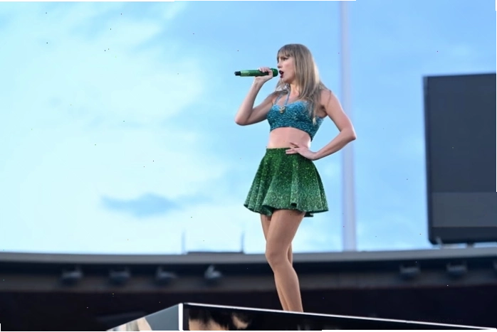 Taylor Swift trong trang phục bodysuit biểu diễn, thể hiện phong cách thời trang đặc trưng