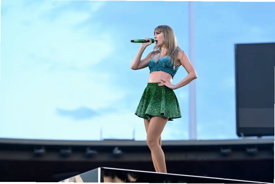 Taylor Swift với nụ cười rạng rỡ, biểu tượng của sự hạnh phúc và tự tin