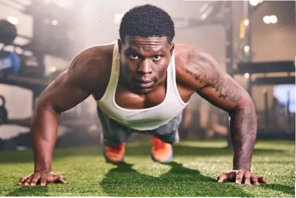 Thành viên phòng gym thực hiện các bài tập ngực