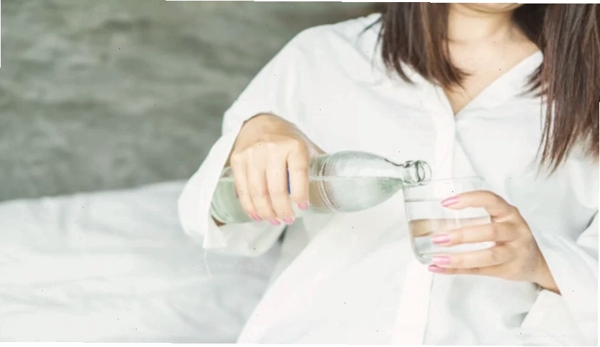 Thiếu nước là nguyên nhân gây lão hóa da và nếp nhăn