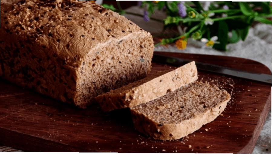 Thực đơn ngày 1: Bữa sáng với trứng ốp la, bánh mì đen và rau xanh
