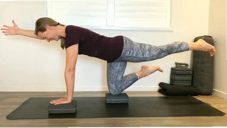 Thực hành chuỗi yoga với gạch