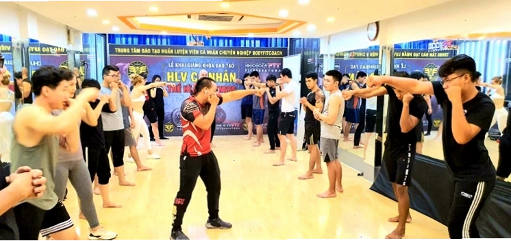Thực hành kỹ thuật PT Gym tại trung tâm ở Hà Nội