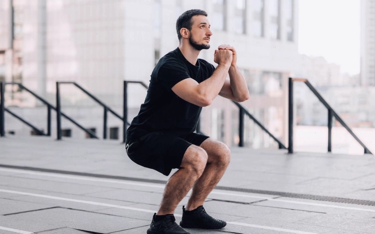 Thực hiện bài tập Air Squat đúng kỹ thuật
