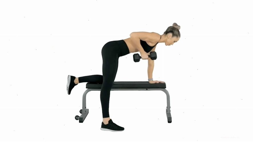 Thực hiện bài tập chùng chân có hỗ trợ với dây kháng lực