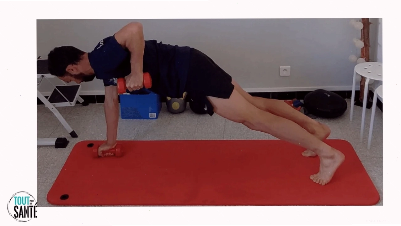 Thực hiện bài tập Dumbbell Renegade Row cho cơ lưng