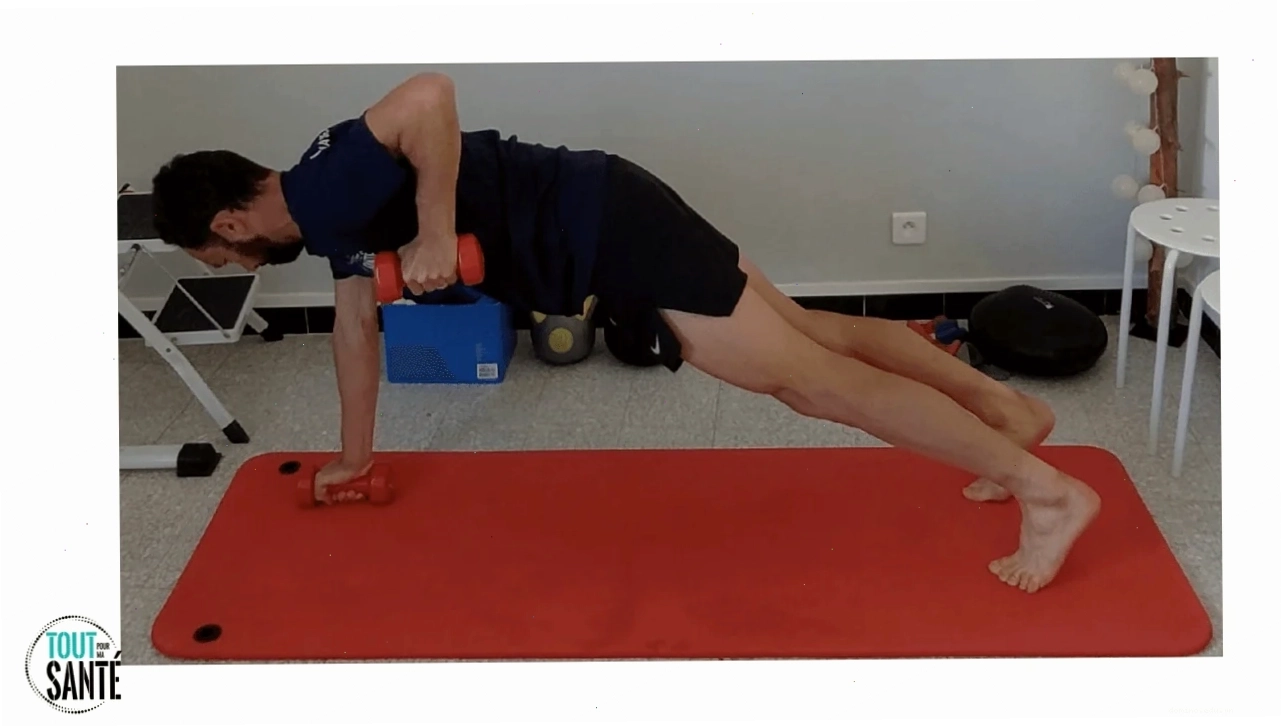 Thực hiện bài tập Dumbbell Renegade Row