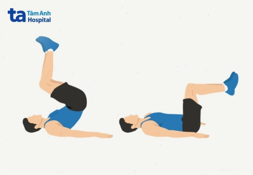 Thực hiện bài tập gập bụng ngược (reverse crunch)