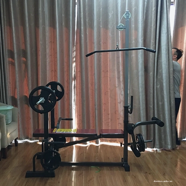 Thực hiện bài tập nằm đẩy tạ với ghế tập tạ đa năng Xuki