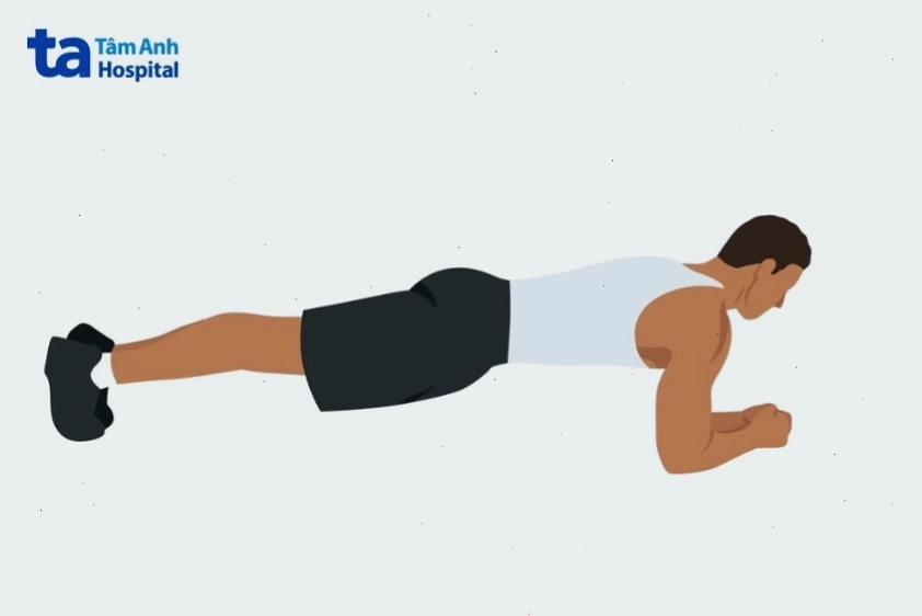 Thực hiện bài tập plank cơ bản giữ cho cơ thể thẳng hàng